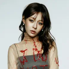 聆聽 NIKA、觀看音樂影片、閱讀小傳、查看巡演日期等！