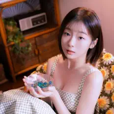 聆聽 시아(Xia)、觀看音樂影片、閱讀小傳、查看巡演日期等！