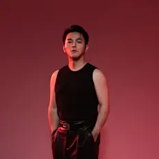 Hör dir Ivan an, schau dir Musikvideos an, lies die Biografie, finde Tourdaten und mehr!