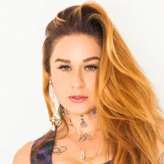 Sarah Hudsonを聴いたり、ミュージックビデオを鑑賞したり、経歴やツアー日程などを確認したりしましょう！