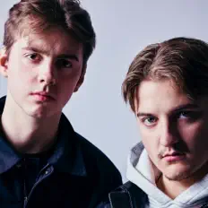 Hör dir noll2 an, schau dir Musikvideos an, lies die Biografie, finde Tourdaten und mehr!