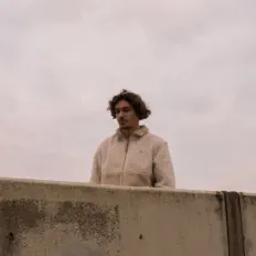 Escucha a Lovis, mira vídeos musicales, lee la biografía, consulta fechas de giras y mucho más.