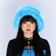 聆聽 李由音、觀看音樂影片、閱讀小傳、查看巡演日期等！