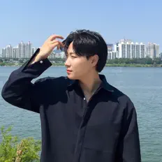 Hwang Junを聴いたり、ミュージックビデオを鑑賞したり、経歴やツアー日程などを確認したりしましょう！