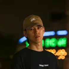 收听 WRACK、观看音乐视频、阅读小传、查看巡演日期等 ！