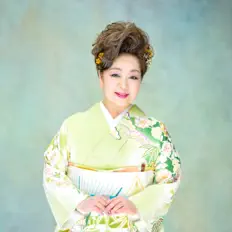 Escucha a 夏木綾子, mira vídeos musicales, lee la biografía, consulta fechas de giras y mucho más.