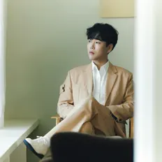 Poslechněte si interpreta Hwang Young woong, sledujte hudební videa, přečtěte si životopis, podívejte se na data turné a další informace.