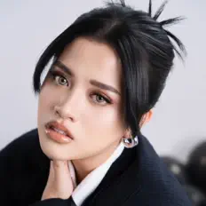 Shabrina Leanor을(를) 듣고, 뮤직 비디오를 보고, 약력을 읽고, 투어 일정 등을 확인하세요!