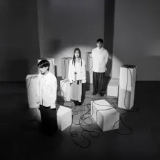 디비어스을(를) 듣고, 뮤직 비디오를 보고, 약력을 읽고, 투어 일정 등을 확인하세요!