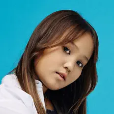 ADELIAを聴いたり、ミュージックビデオを鑑賞したり、経歴やツアー日程などを確認したりしましょう！