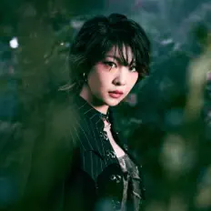 收听 Little Black Dress、观看音乐视频、阅读小传、查看巡演日期等 ！