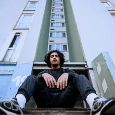 D2Lを聴いたり、ミュージックビデオを鑑賞したり、経歴やツアー日程などを確認したりしましょう！