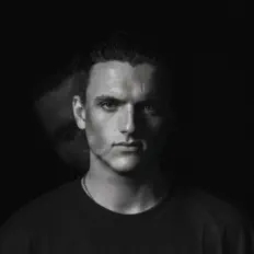 Poslechněte si interpreta PIAZZA, sledujte hudební videa, přečtěte si životopis, podívejte se na data turné a další informace.