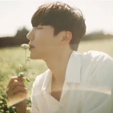 스무살을(를) 듣고, 뮤직 비디오를 보고, 약력을 읽고, 투어 일정 등을 확인하세요!