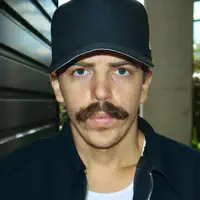 Hör dir undefined an, schau dir Musikvideos an, lies die Biografie, finde Tourdaten und mehr!