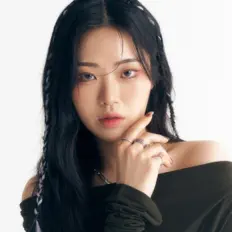 聆聽 KIMI、觀看音樂影片、閱讀小傳、查看巡演日期等！