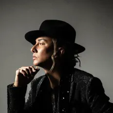 收听 ISSA、观看音乐视频、阅读小传、查看巡演日期等 ！