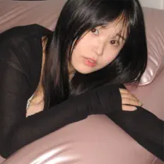 Kim Bomを聴いたり、ミュージックビデオを鑑賞したり、経歴やツアー日程などを確認したりしましょう！