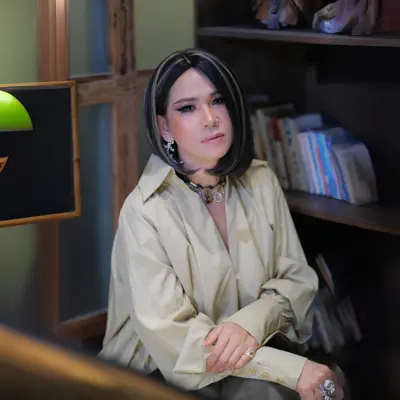 Poslechněte si interpreta Meng Keopichenda, sledujte hudební videa, přečtěte si životopis, podívejte se na data turné a další informace.