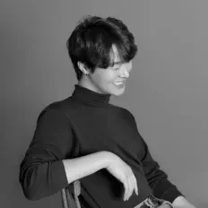 聆聽 정의만、觀看音樂影片、閱讀小傳、查看巡演日期等！