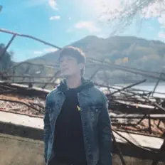 수아이을(를) 듣고, 뮤직 비디오를 보고, 약력을 읽고, 투어 일정 등을 확인하세요!