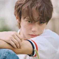 JUNHEE을(를) 듣고, 뮤직 비디오를 보고, 약력을 읽고, 투어 일정 등을 확인하세요!