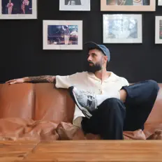 聆聽 Pablo Senator、觀看音樂影片、閱讀小傳、查看巡演日期等！