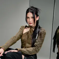聆聽 Julia Duclos、觀看音樂影片、閱讀小傳、查看巡演日期等！