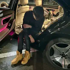 聆聽 艾利威、觀看音樂影片、閱讀小傳、查看巡演日期等！