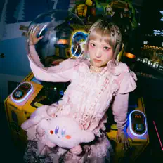 Listen to WinWin 楊安妮, watch music videos, read bio, see tour dates & more!