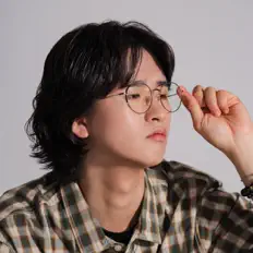 Hör dir JINSOO an, schau dir Musikvideos an, lies die Biografie, finde Tourdaten und mehr!