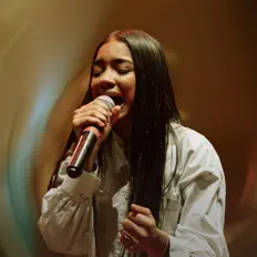 Ouve Esther, vê vídeos de música, lê a biografia, vê as datas da digressão e muito mais!