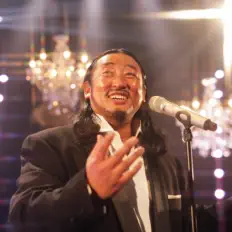 RYUJI AKIYAMAを聴いたり、ミュージックビデオを鑑賞したり、経歴やツアー日程などを確認したりしましょう！