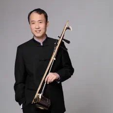 聆聽 朱霖、觀看音樂影片、閱讀小傳、查看巡演日期等！