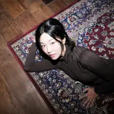 JUE을(를) 듣고, 뮤직 비디오를 보고, 약력을 읽고, 투어 일정 등을 확인하세요!