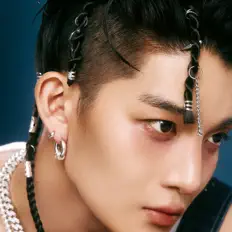 Posłuchaj wykonawcy Bae Jin Young, obejrzyj teledyski, przeczytaj biografię, zobacz daty tras koncertowych i nie tylko!