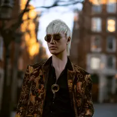 Dengarkan Lawrence Bliss, tonton video musik, baca bio, lihat tanggal tur & lainnya!