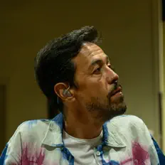 Emmanuel Del Real सुनें, म्यूज़िक वीडियो देखें, बायो पढ़ें, दौरे की तारीखें और बहुत कुछ देखें!