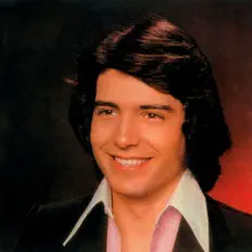 聆聽 Enriqué、觀看音樂影片、閱讀小傳、查看巡演日期等！