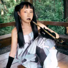 聆聽 AIRY、觀看音樂影片、閱讀小傳、查看巡演日期等！