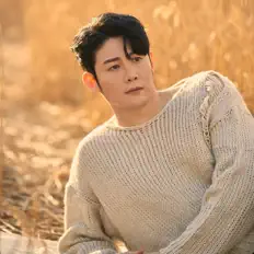 Ouve Kim Dong Hyun, vê vídeos de música, lê a biografia, vê as datas da digressão e muito mais!