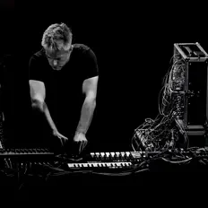 聆聽 Tristan Bres、觀看音樂影片、閱讀小傳、查看巡演日期等！