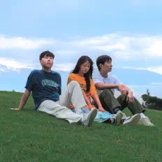 여름밤잔디을(를) 듣고, 뮤직 비디오를 보고, 약력을 읽고, 투어 일정 등을 확인하세요!