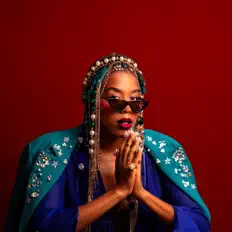 聆聽 Frieda、觀看音樂影片、閱讀小傳、查看巡演日期等！