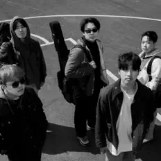 River City सुनें, म्यूज़िक वीडियो देखें, बायो पढ़ें, दौरे की तारीखें और बहुत कुछ देखें!