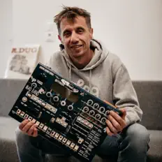 聆聽 R-DUG、觀看音樂影片、閱讀小傳、查看巡演日期等！