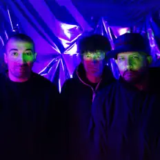 Poslechněte si interpreta The Strangers, sledujte hudební videa, přečtěte si životopis, podívejte se na data turné a další informace.