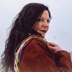 Rena Jones dinle, müzik videolarını izle, biyografisini oku, tur tarihlerini ve daha fazlasını gör!