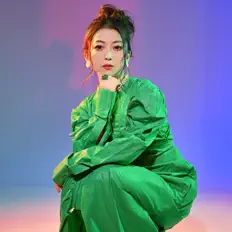 Ouve Lia, vê vídeos de música, lê a biografia, vê as datas da digressão e muito mais!