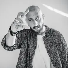 Poslechněte si interpreta Kortez, sledujte hudební videa, přečtěte si životopis, podívejte se na data turné a další informace.